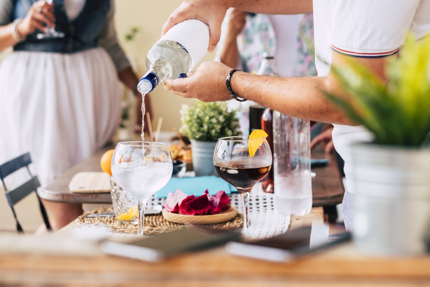 Hombre sirviendo alcohol en una copa
